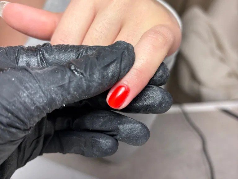 Erste eigene Modellage einer Teilnehmerin am Modell, roter Nagel