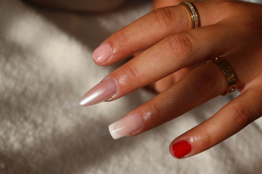 Lange Modellage mit Perlglanz und French, gearbeitet von einer Teilnehmerin