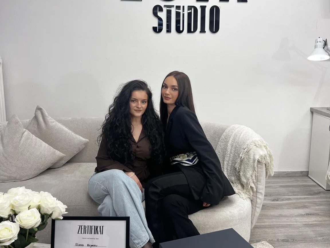 Ariola und ihre Schülerin mit dem Zertifikat im Studio