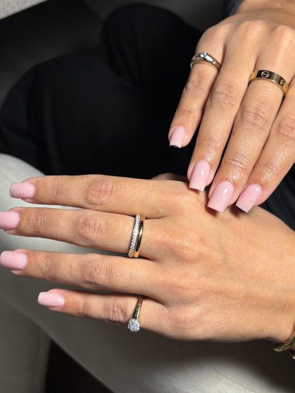 Lange quadratische Modellage in Rosé, gearbeitet im LOVA STUDIO